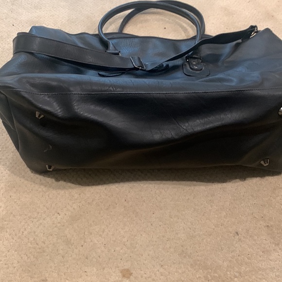 🤩2x Host Pick🤩 Bloomingdale’s overnight travel bag 🧳 - Picture 3 of 5